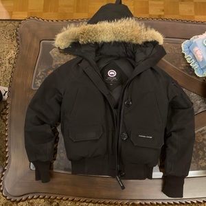 Hii! Im selling my used Canada Goose in a size XS. It’s in good condition 😊